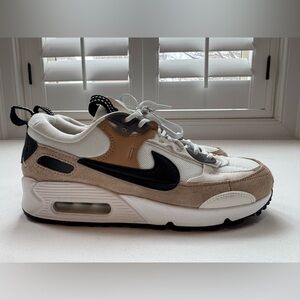 New condition women’s NIKE Air Max sneakers tan and black $150 7.5M